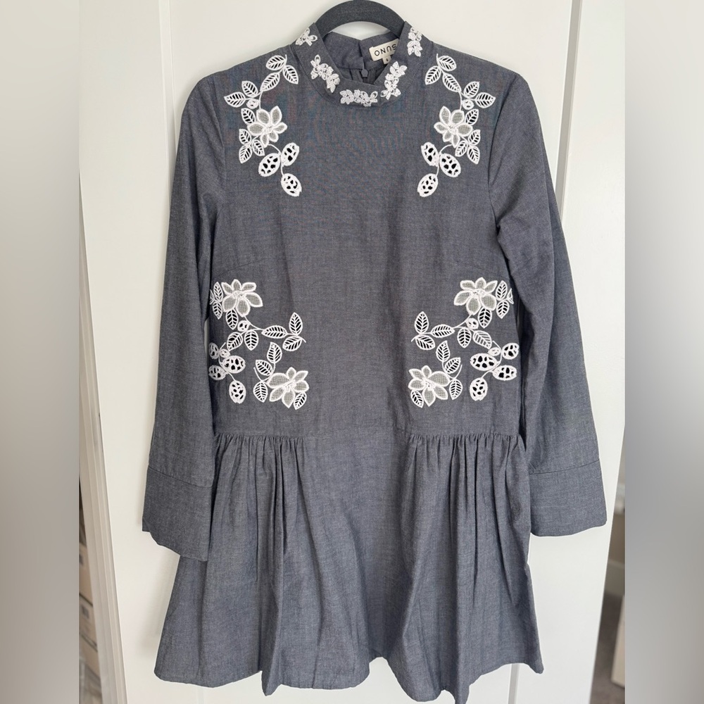 SUNO Embroidered White Lace Chambray Dress